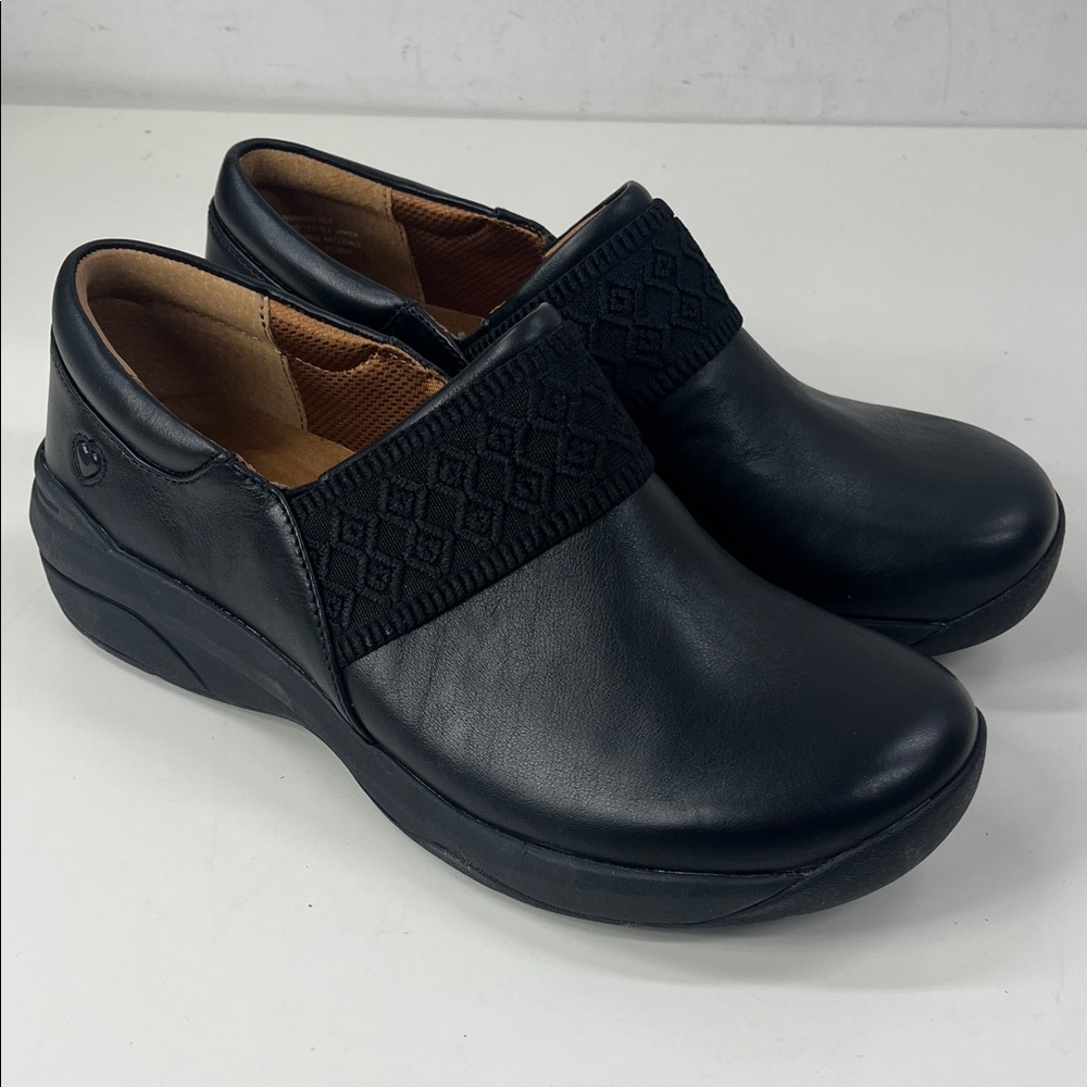 Nurse Mates Womens Cally Black Leather Slip On Comfort Clogs Shoes Size 8.5 Wide
